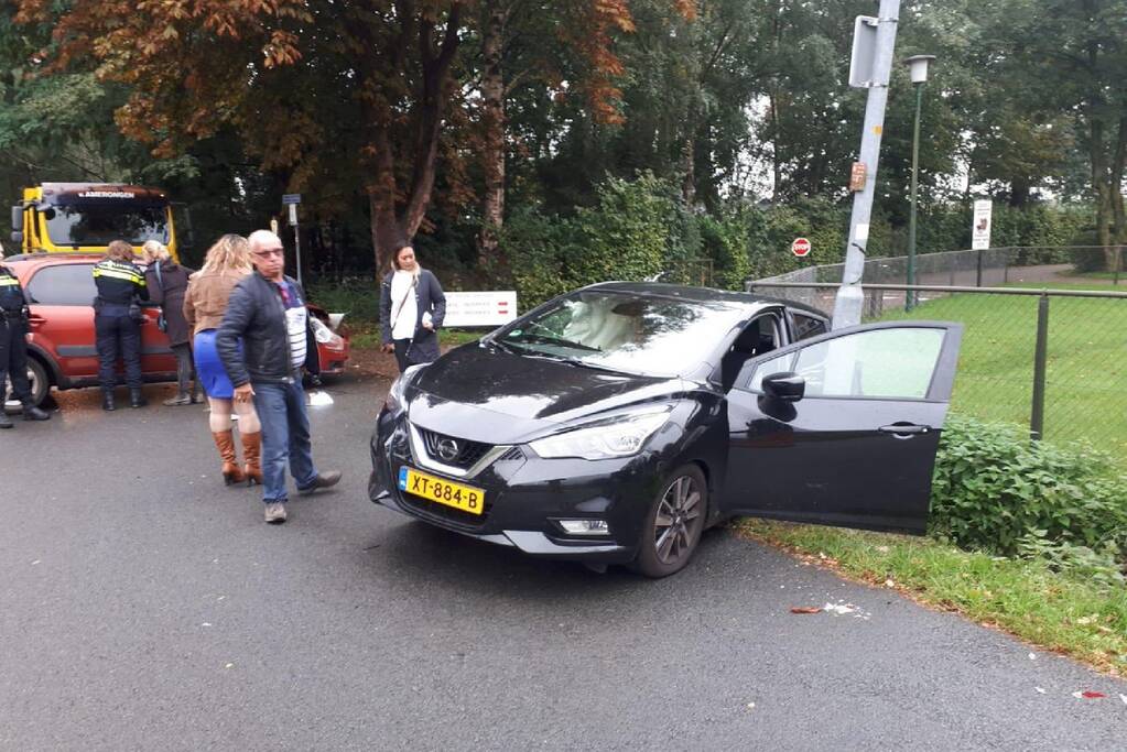 Veel schade bij botsing op kruising Halderbrink