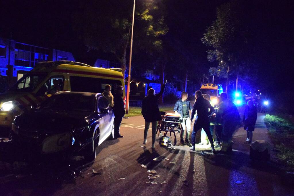 Brommer komt in botsing met auto, twee gewonden