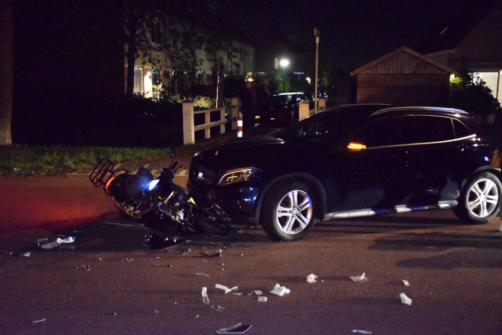 Brommer komt in botsing met auto, twee gewonden