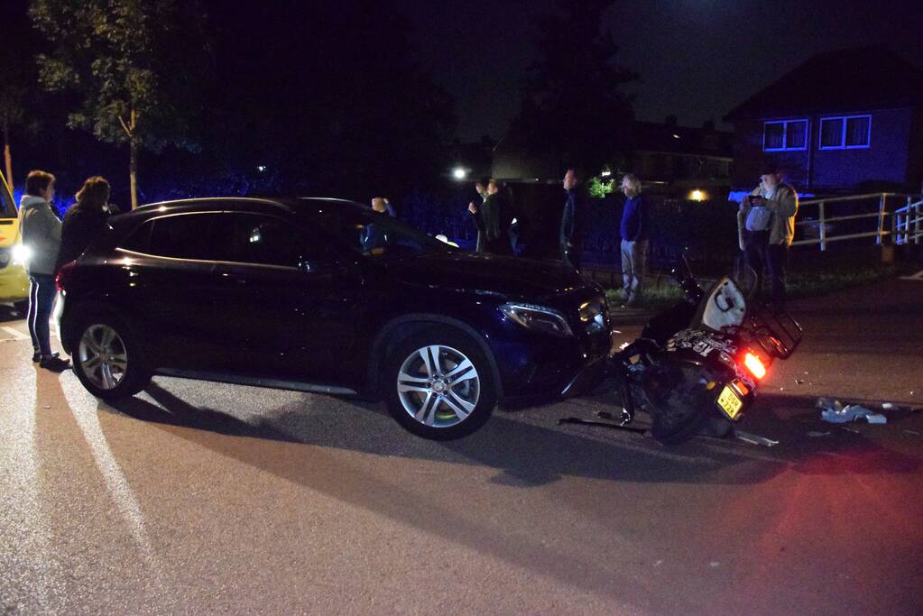 Brommer komt in botsing met auto, twee gewonden