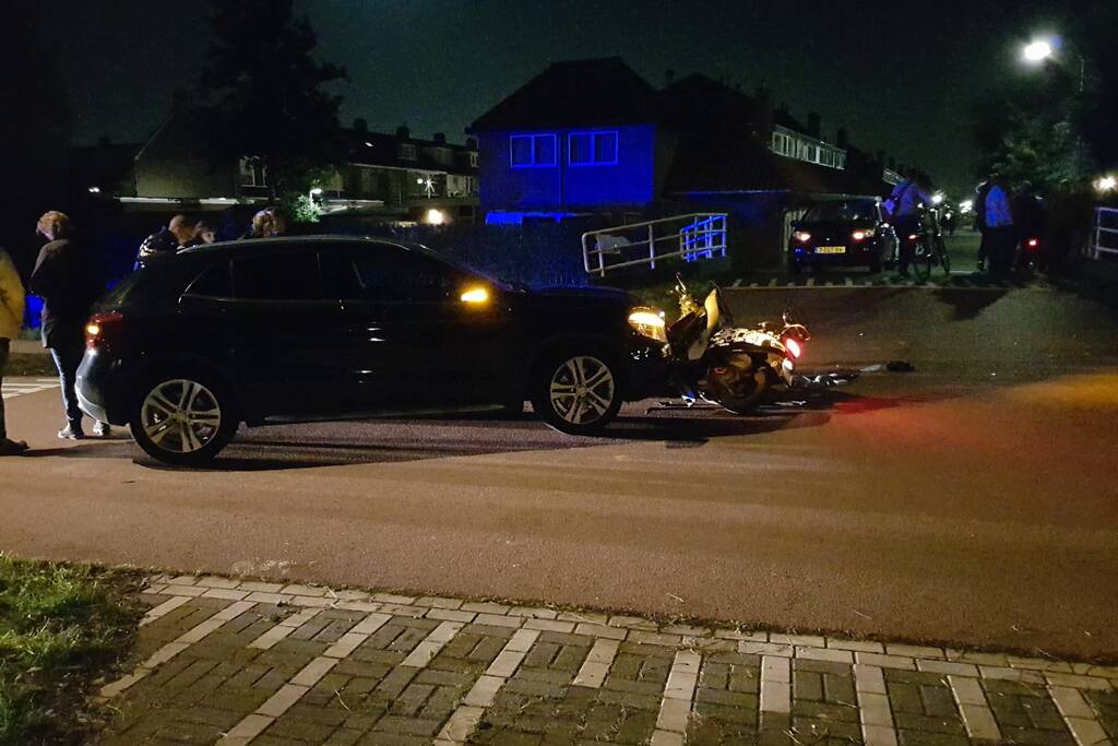 Brommer komt in botsing met auto, twee gewonden