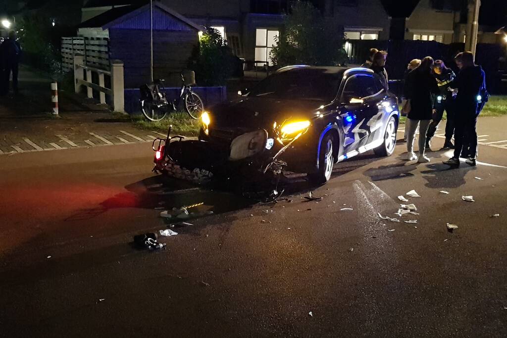 Brommer komt in botsing met auto, twee gewonden