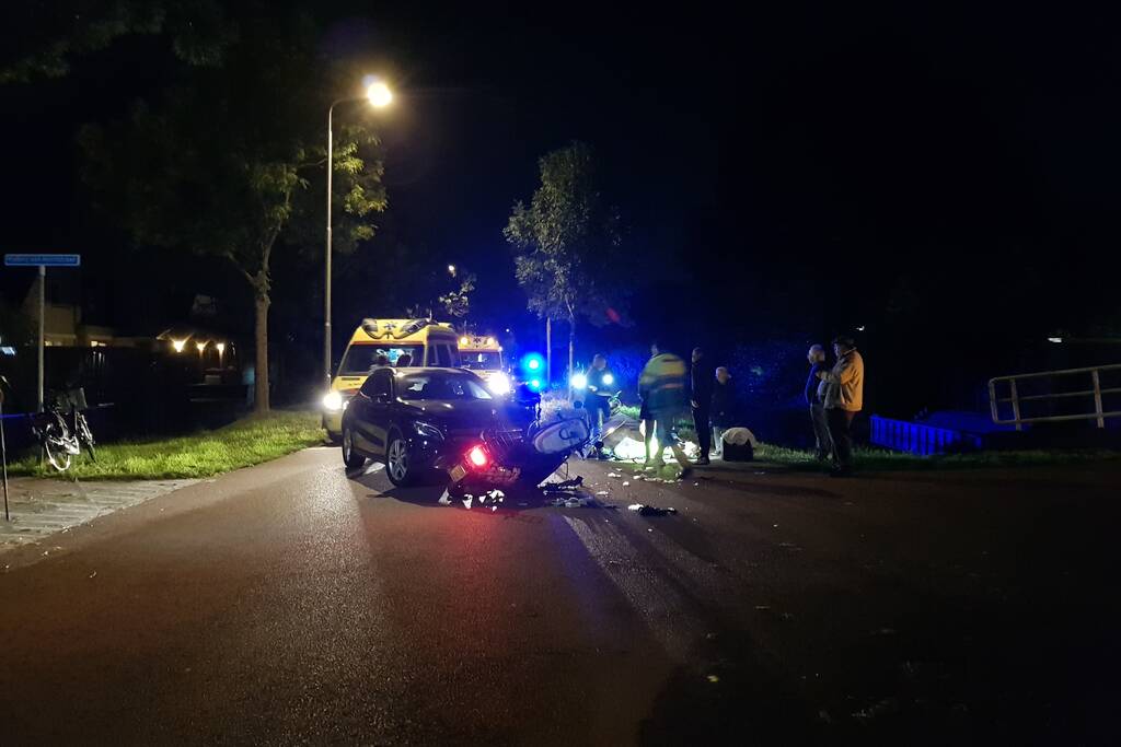 Brommer komt in botsing met auto, twee gewonden
