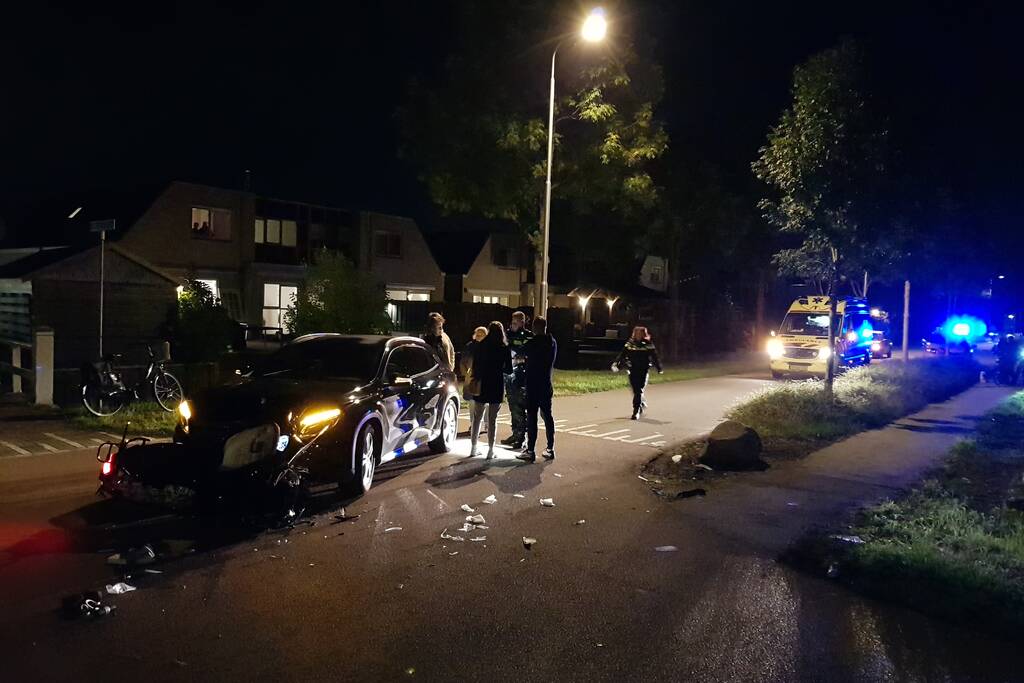 Brommer komt in botsing met auto, twee gewonden