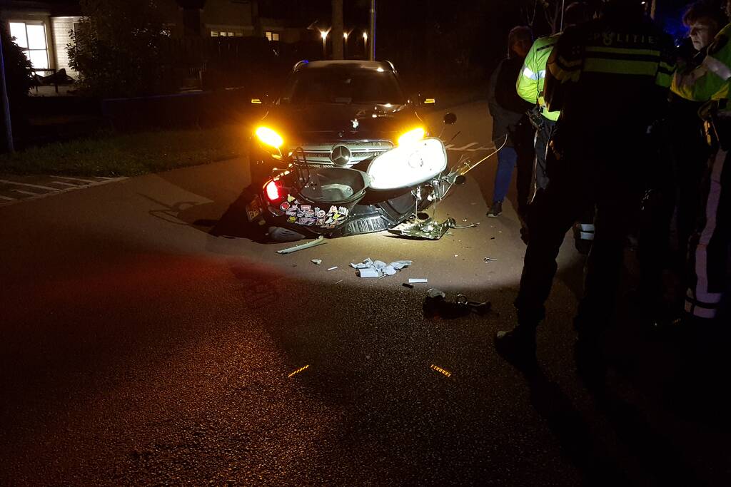 Brommer komt in botsing met auto, twee gewonden