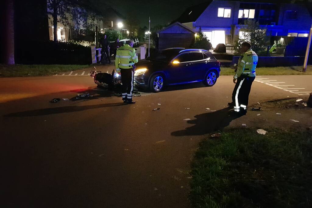 Brommer komt in botsing met auto, twee gewonden