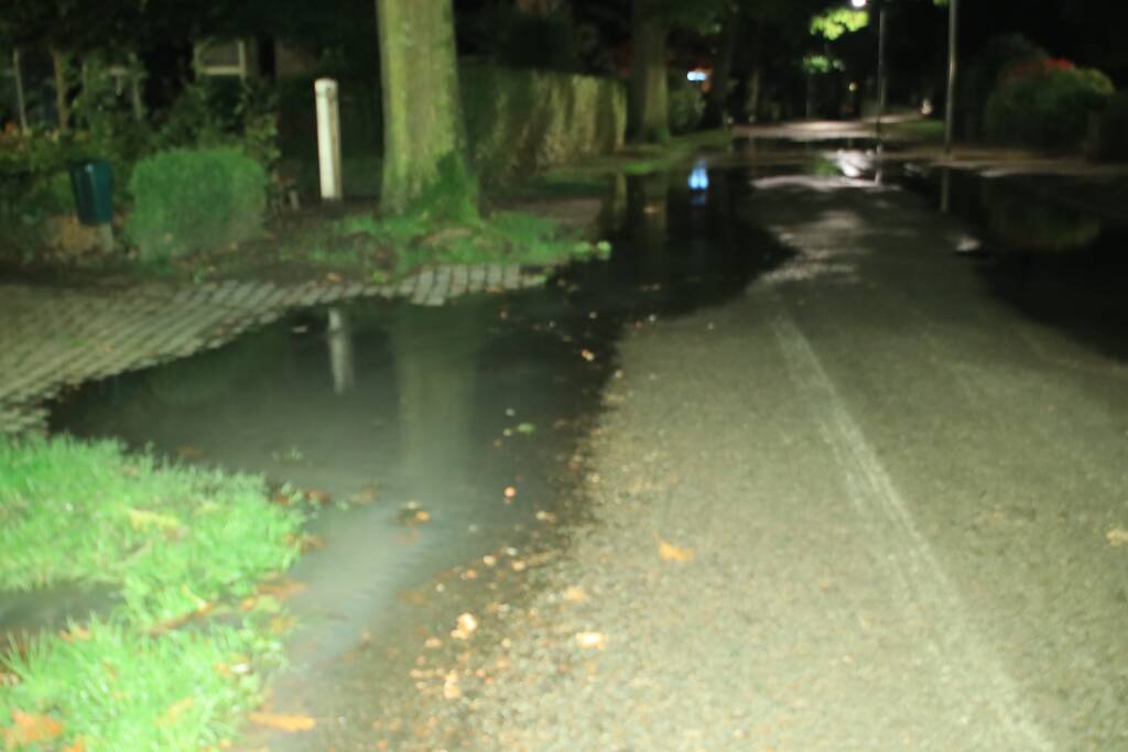 Straat blank door gesprongen waterleiding