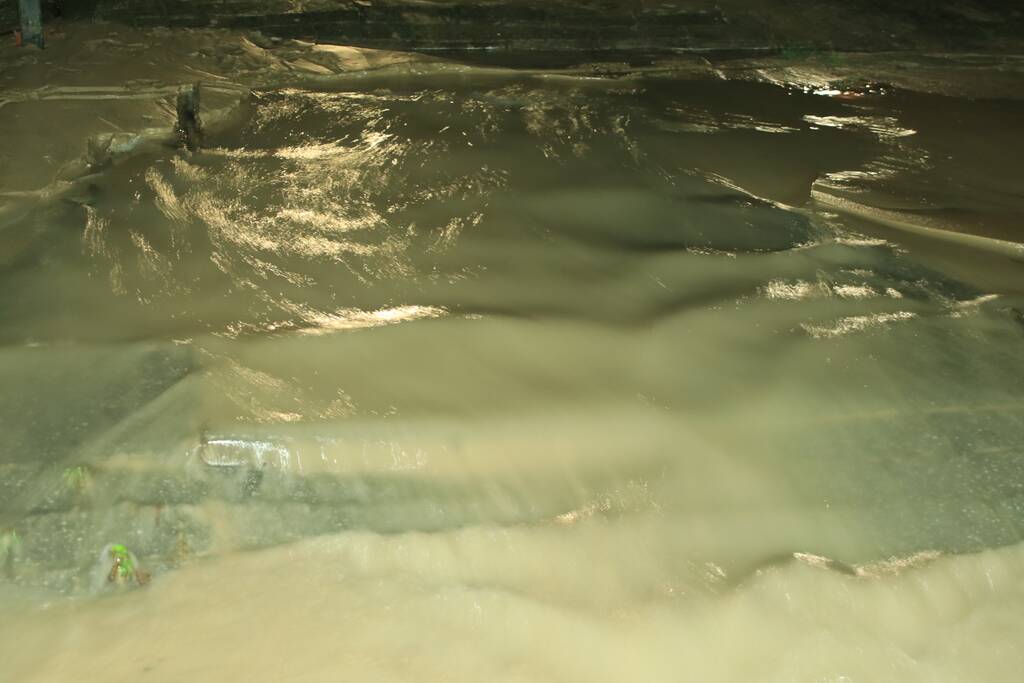 Straat blank door gesprongen waterleiding