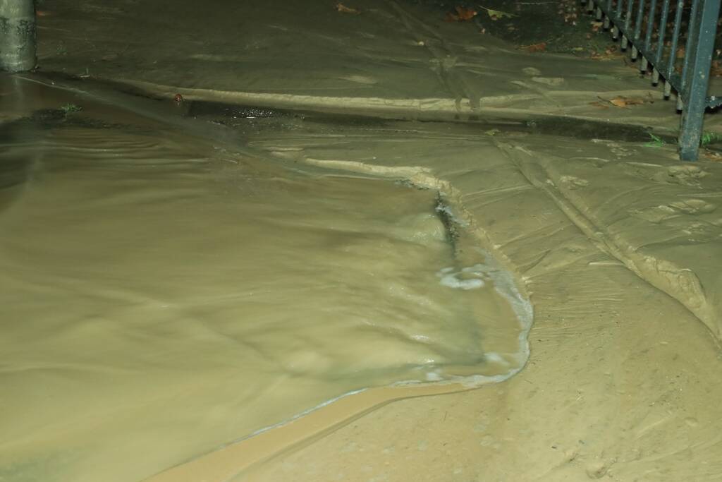 Straat blank door gesprongen waterleiding