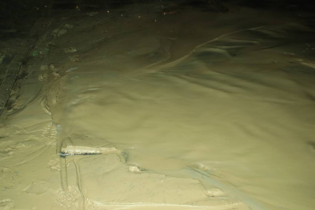 Straat blank door gesprongen waterleiding