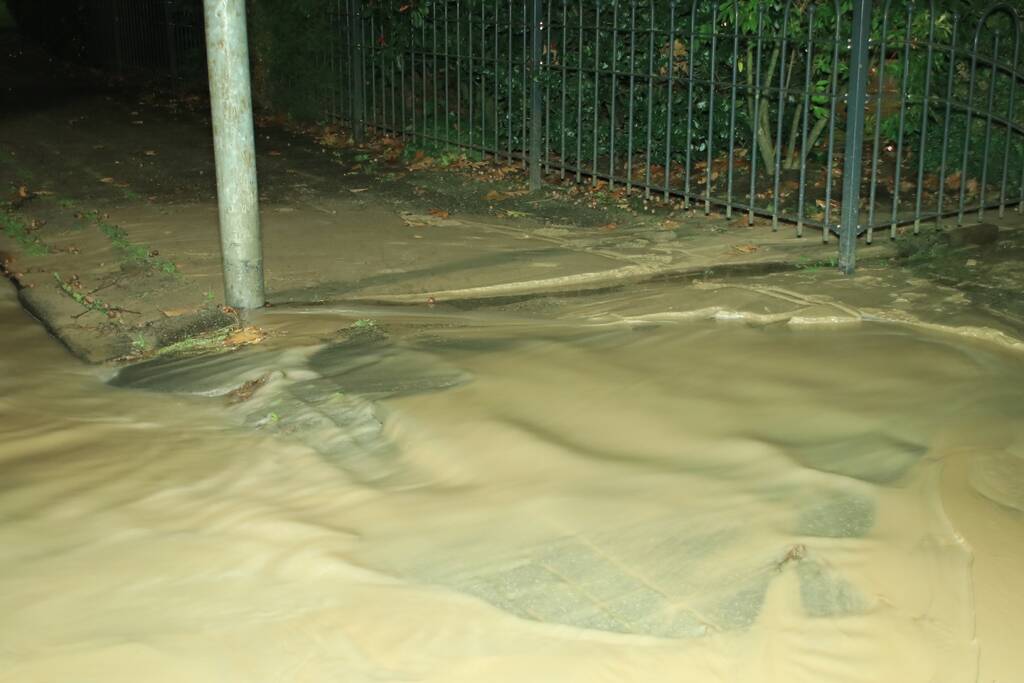 Straat blank door gesprongen waterleiding