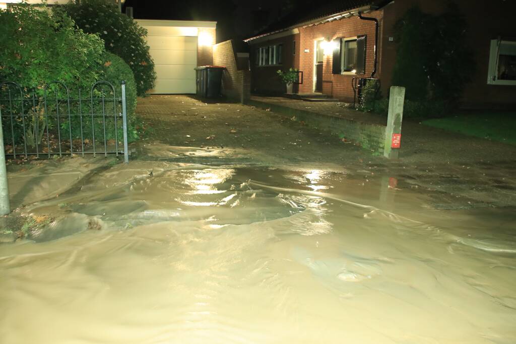 Straat blank door gesprongen waterleiding