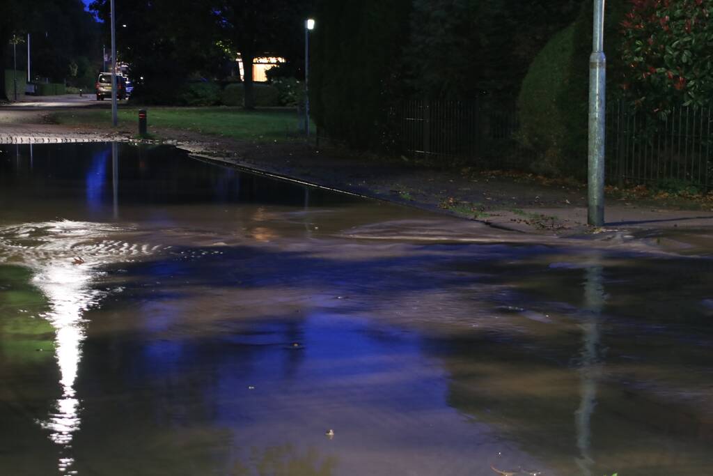 Straat blank door gesprongen waterleiding