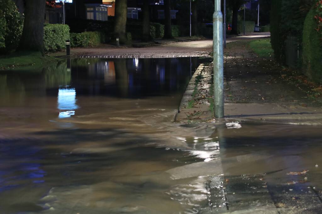 Straat blank door gesprongen waterleiding
