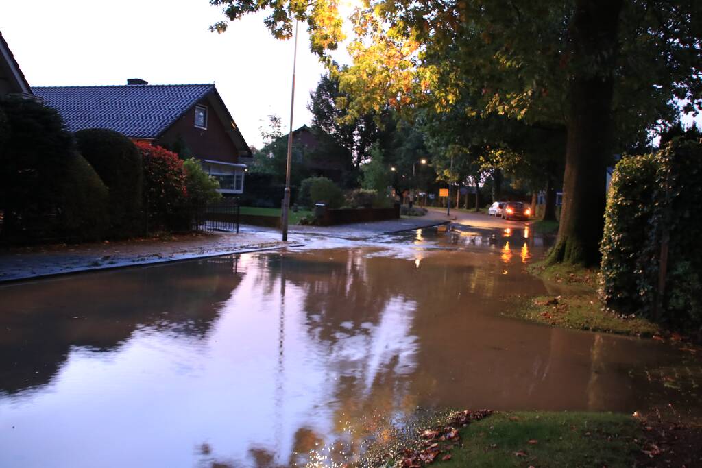 Straat blank door gesprongen waterleiding