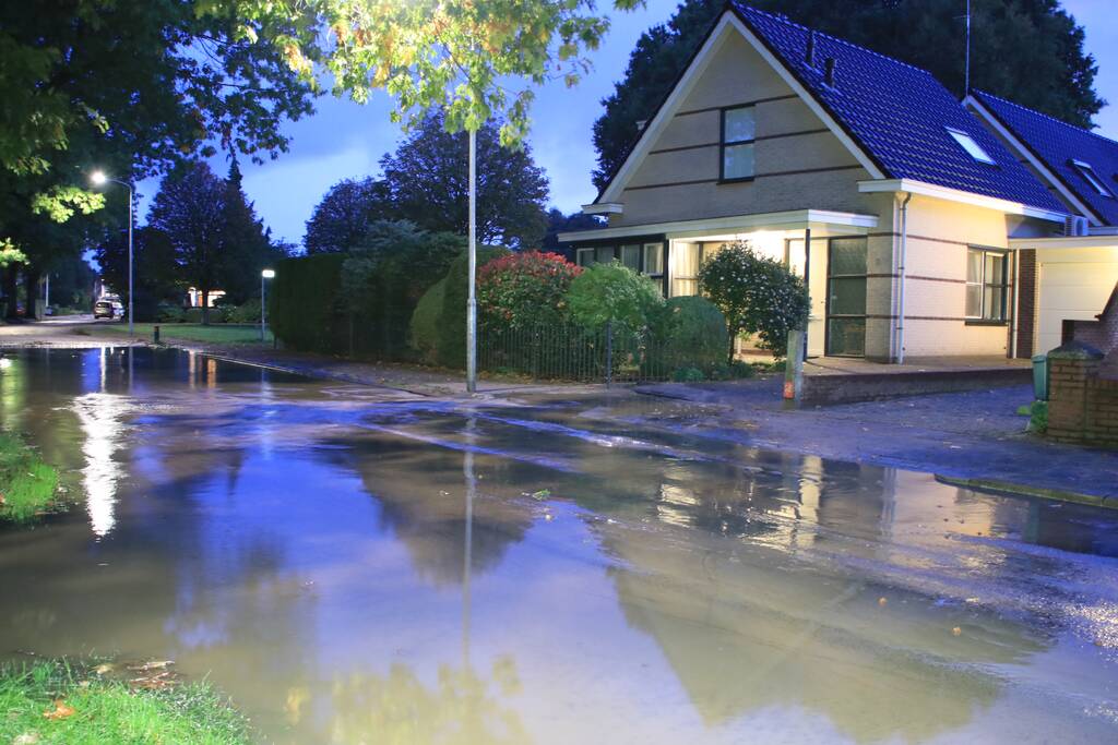 Straat blank door gesprongen waterleiding
