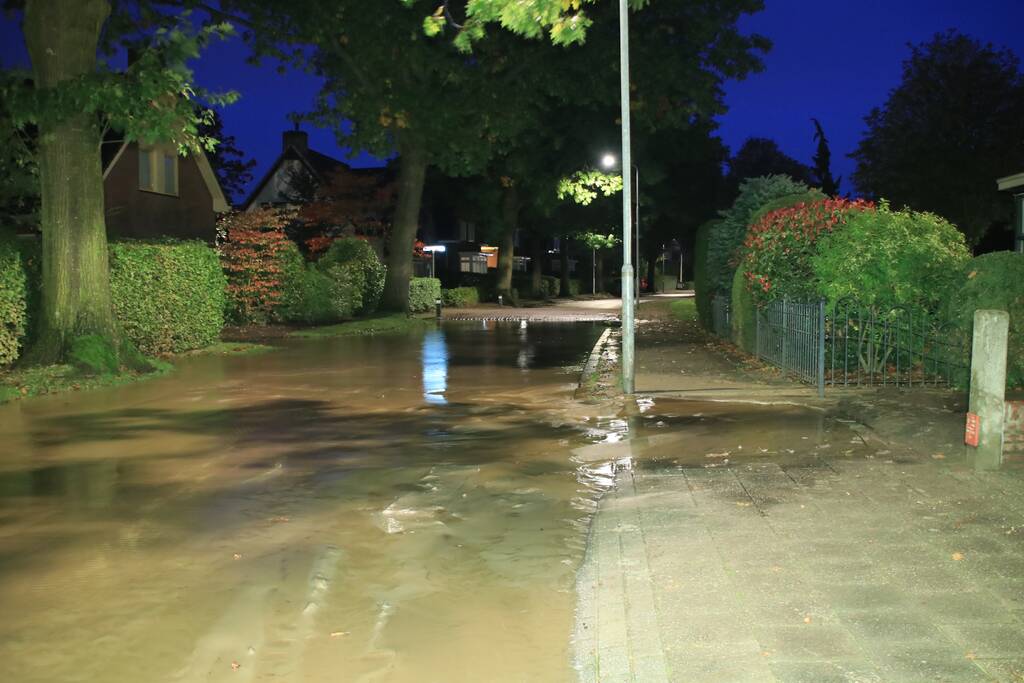 Straat blank door gesprongen waterleiding