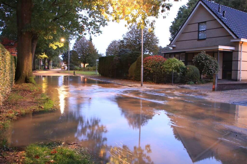Straat blank door gesprongen waterleiding