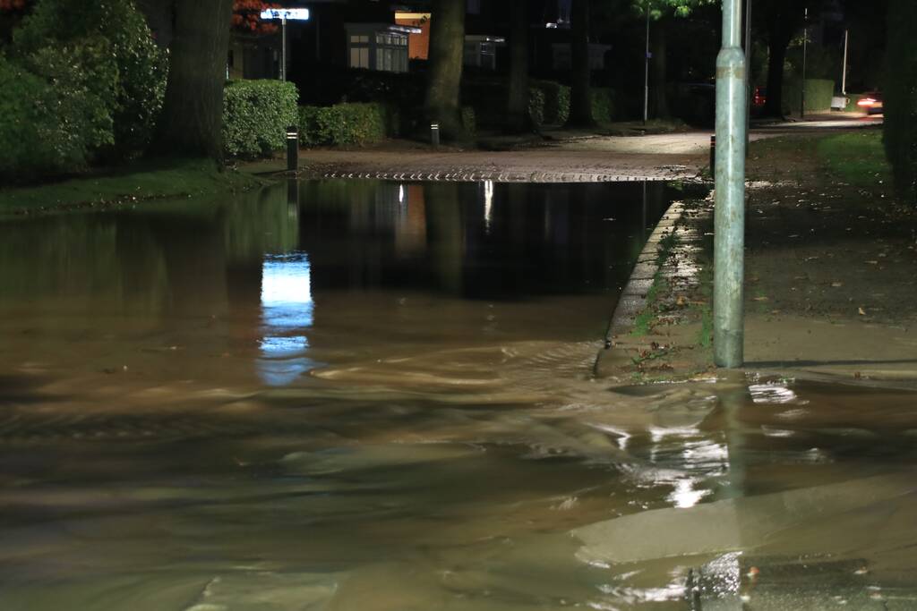 Straat blank door gesprongen waterleiding