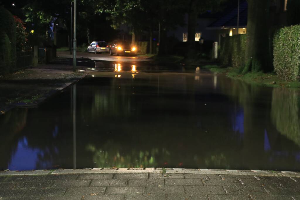 Straat blank door gesprongen waterleiding