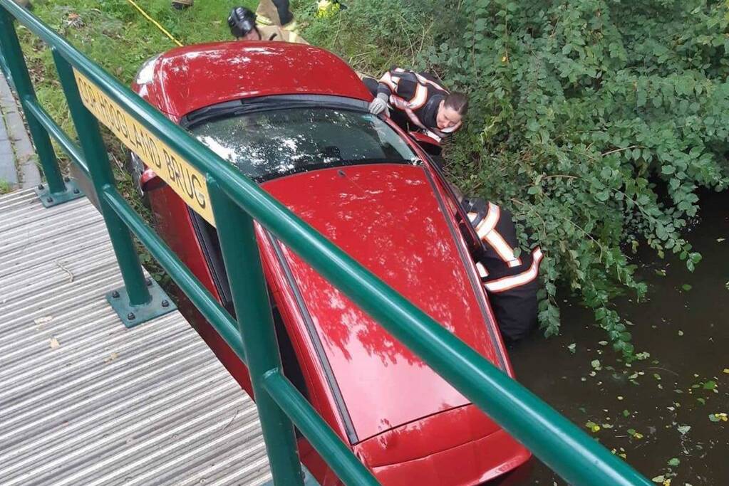 Automobiliste rijdt achteruit de sloot in
