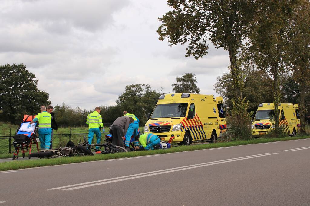 Twee gewonden na botsing tussen brommer en fiets
