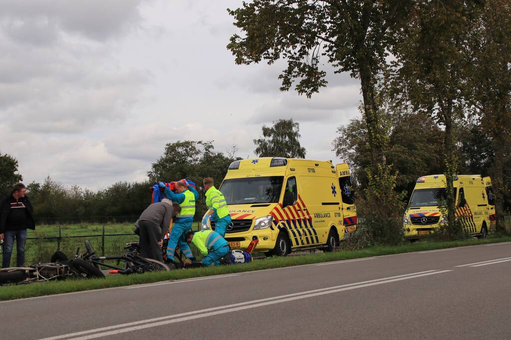 Twee gewonden na botsing tussen brommer en fiets