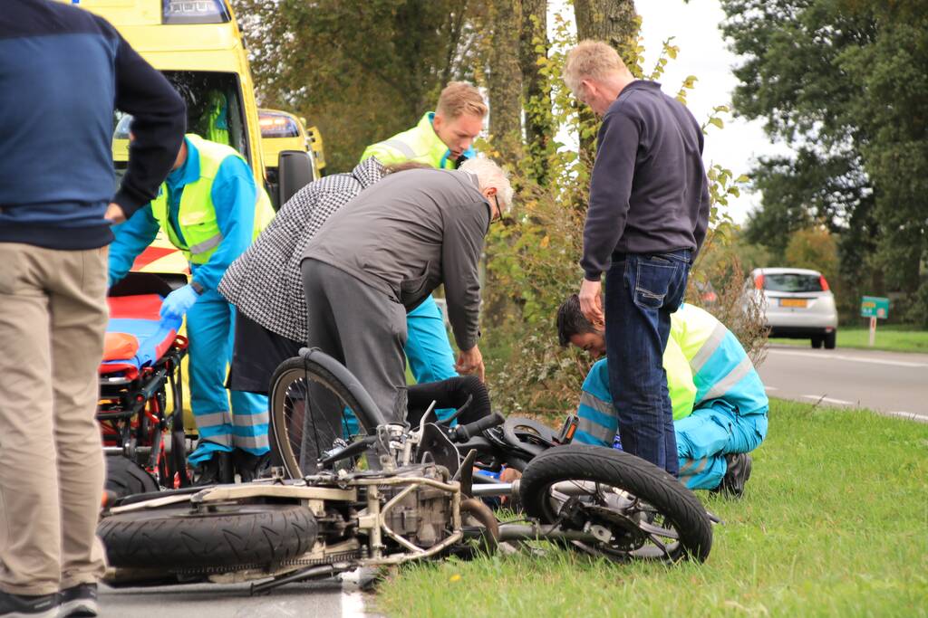 Twee gewonden na botsing tussen brommer en fiets