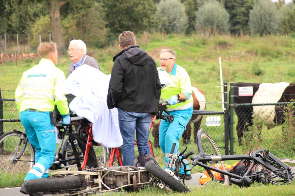 Twee gewonden na botsing tussen brommer en fiets