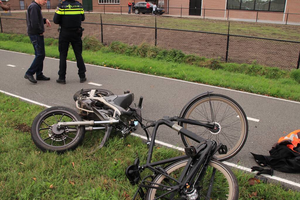 Twee gewonden na botsing tussen brommer en fiets