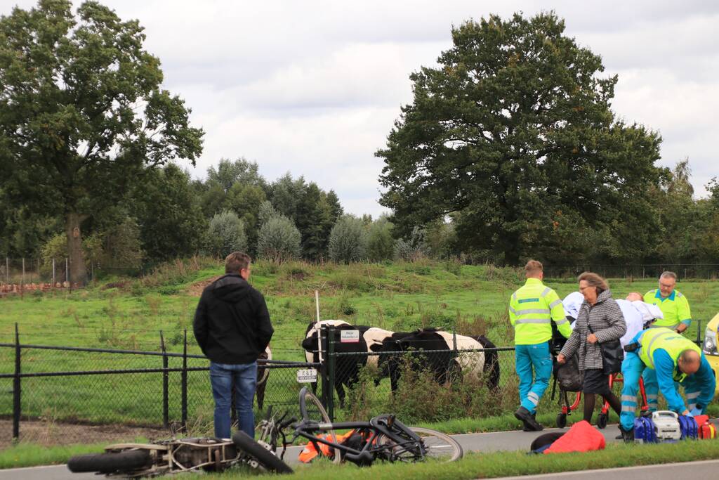 Twee gewonden na botsing tussen brommer en fiets