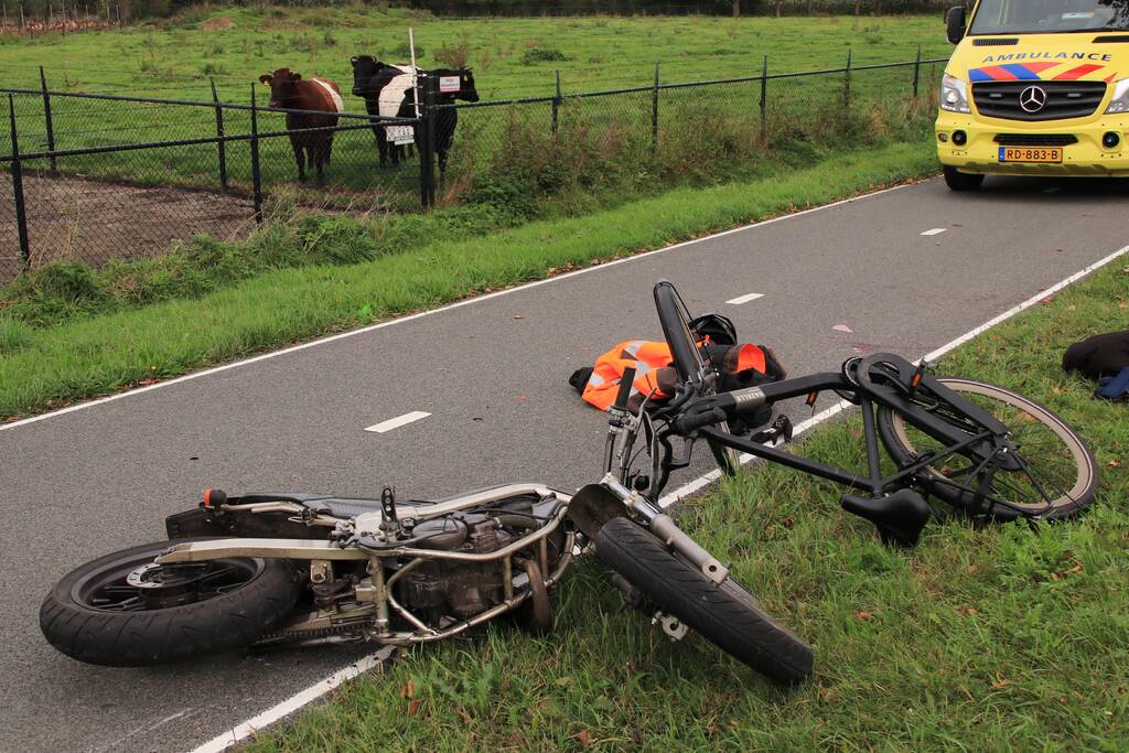 Twee gewonden na botsing tussen brommer en fiets
