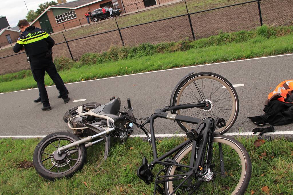 Twee gewonden na botsing tussen brommer en fiets
