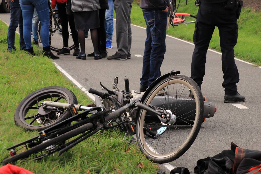 Twee gewonden na botsing tussen brommer en fiets