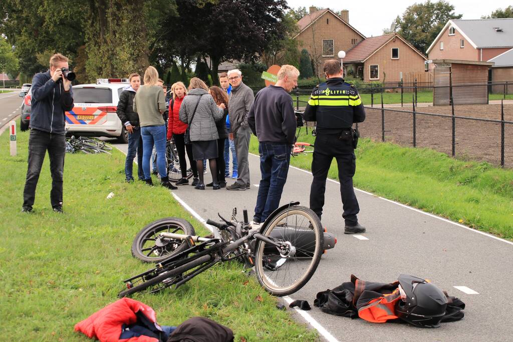 Twee gewonden na botsing tussen brommer en fiets