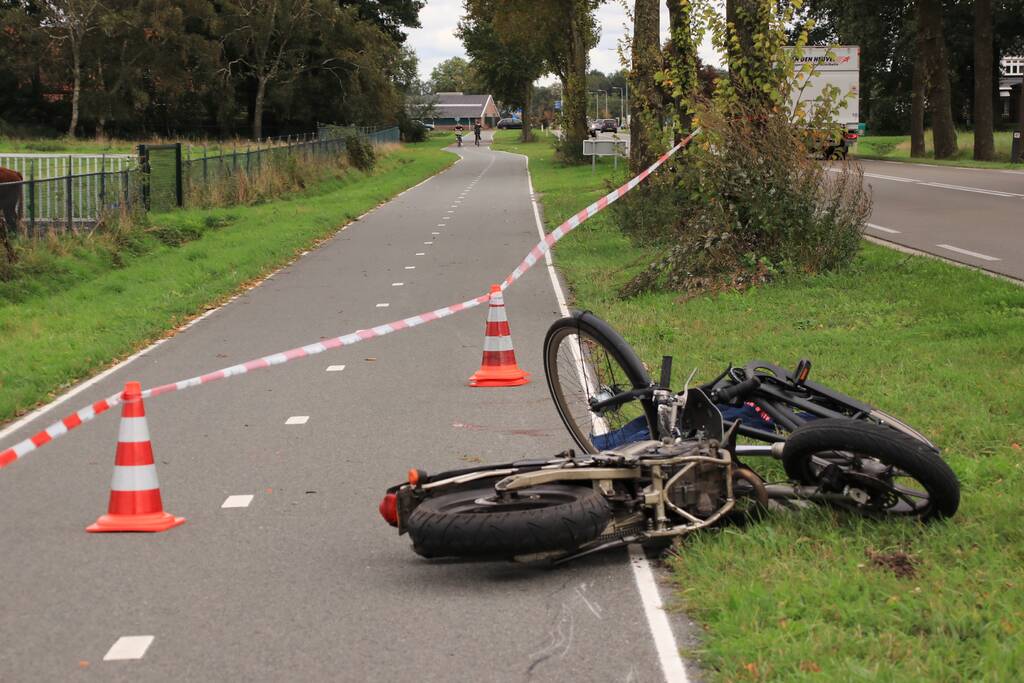 Twee gewonden na botsing tussen brommer en fiets