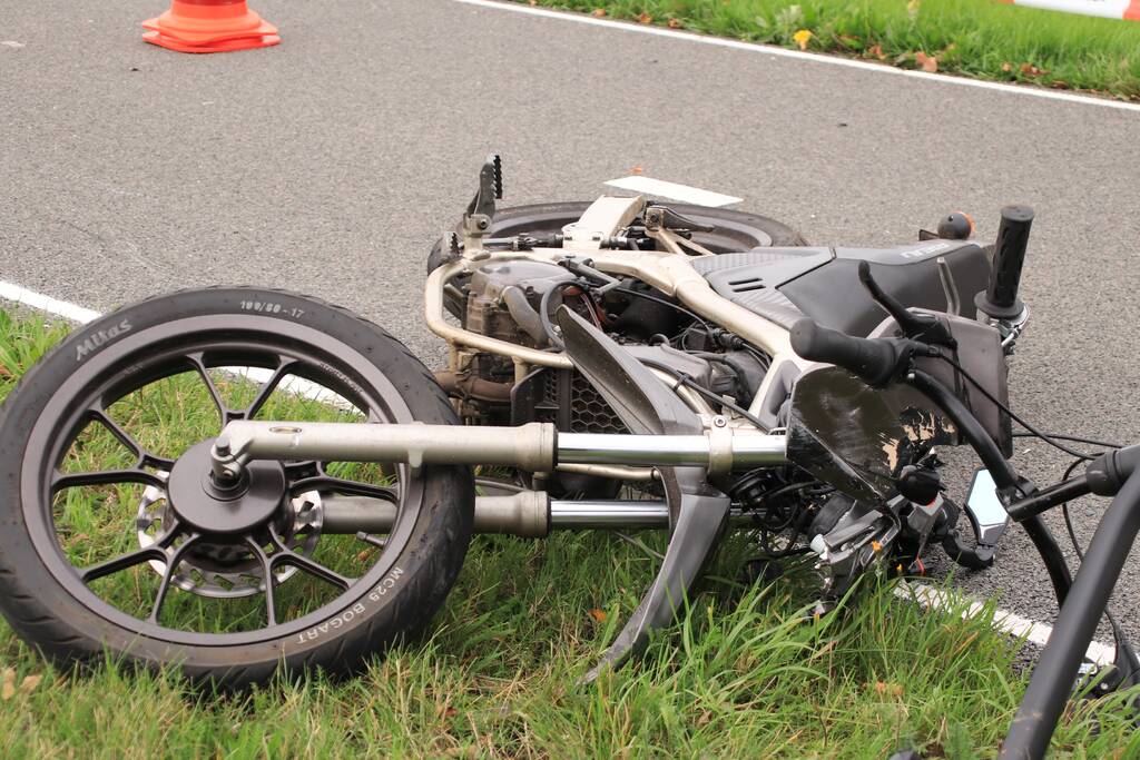 Twee gewonden na botsing tussen brommer en fiets