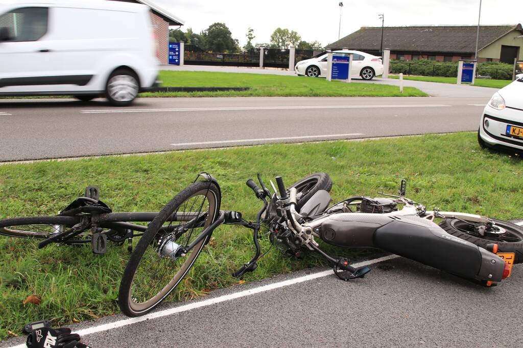 Twee gewonden na botsing tussen brommer en fiets