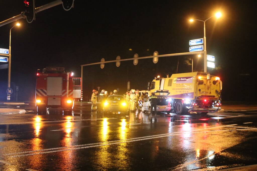 Auto en vrachtwagen botsen op kruising