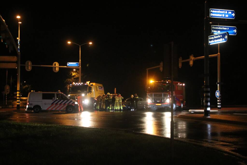 Auto en vrachtwagen botsen op kruising