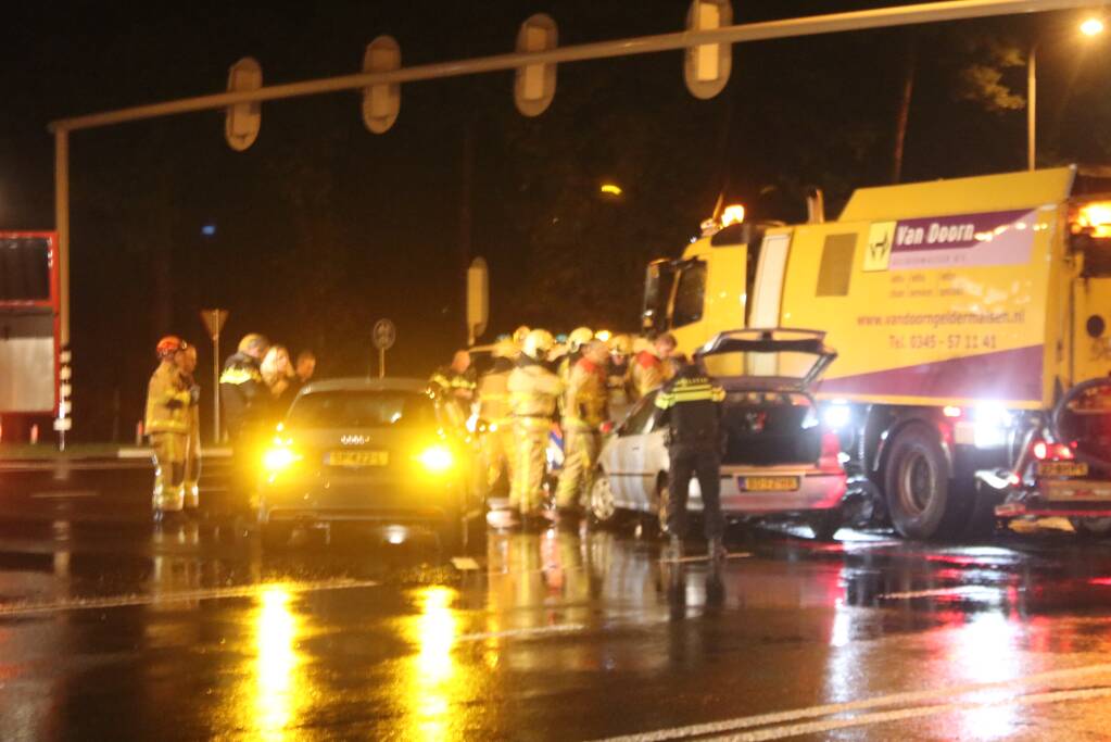Auto en vrachtwagen botsen op kruising