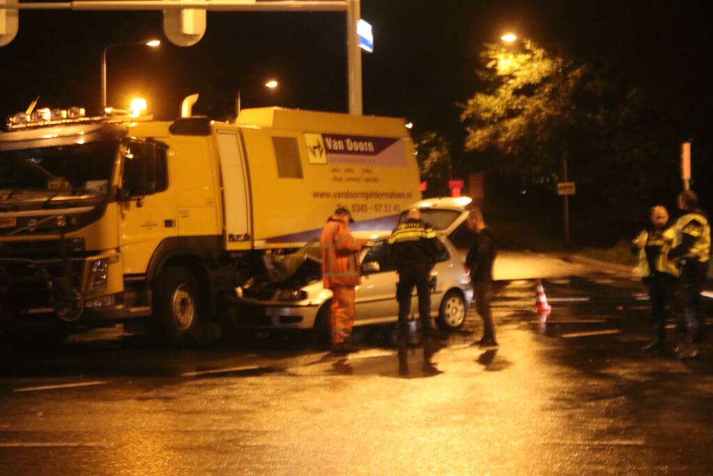Auto en vrachtwagen botsen op kruising