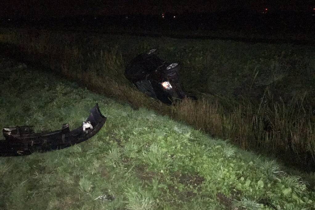 Auto raakt van snelweg en belandt in sloot