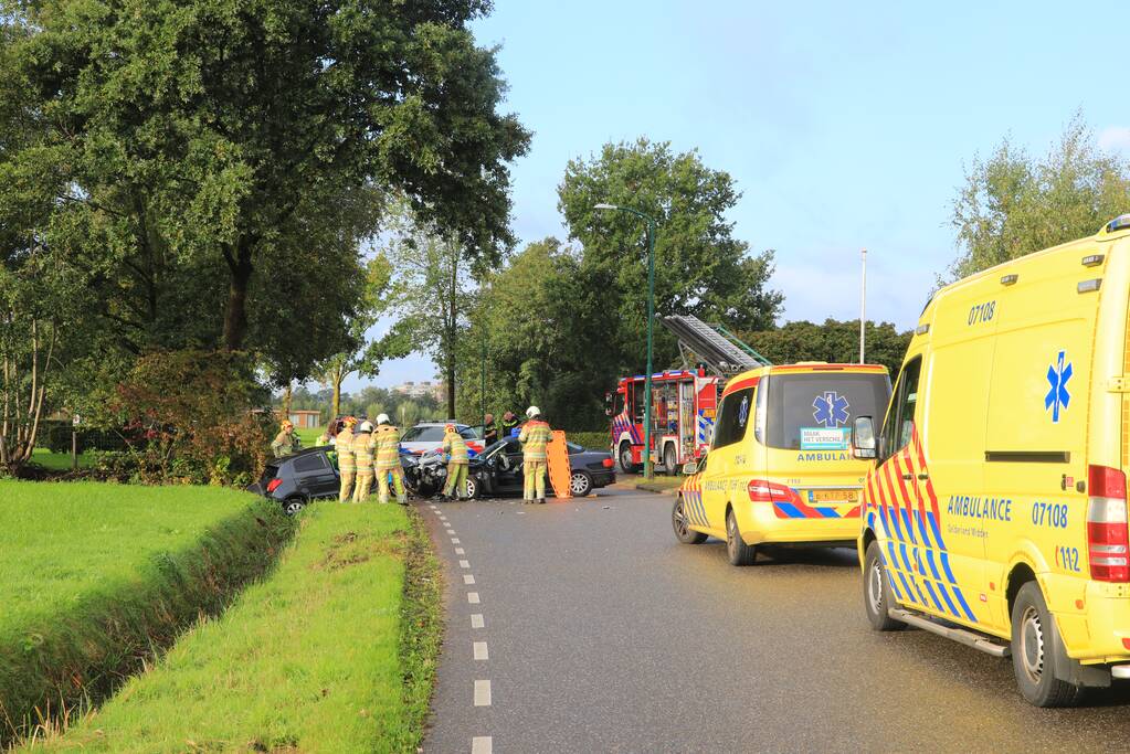 Vrouw bekneld bij frontale aanrijding
