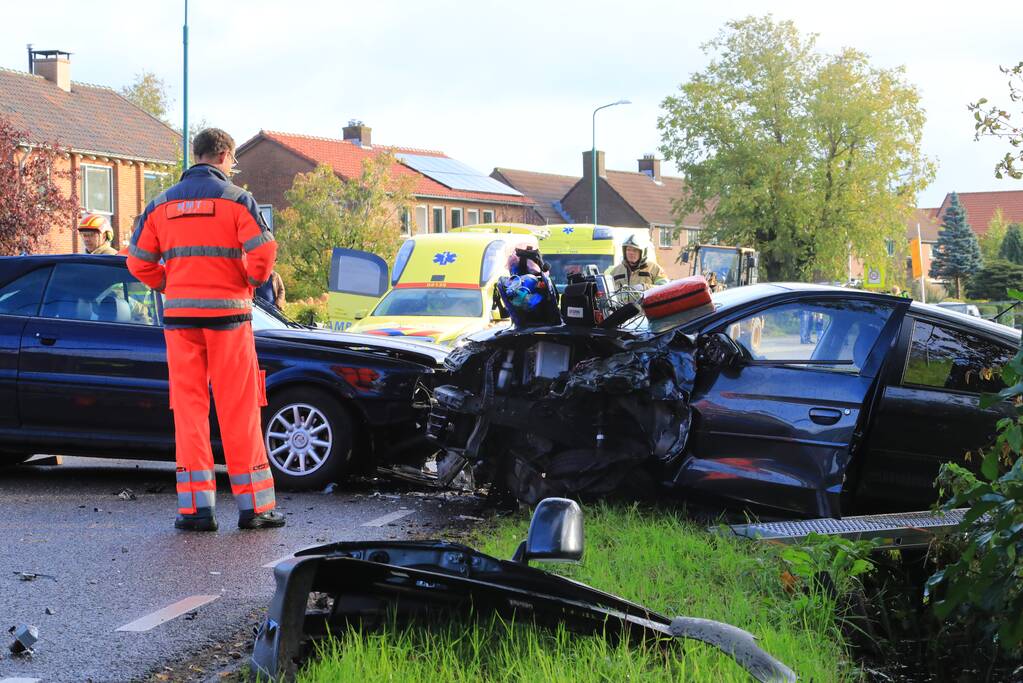 Vrouw bekneld bij frontale aanrijding