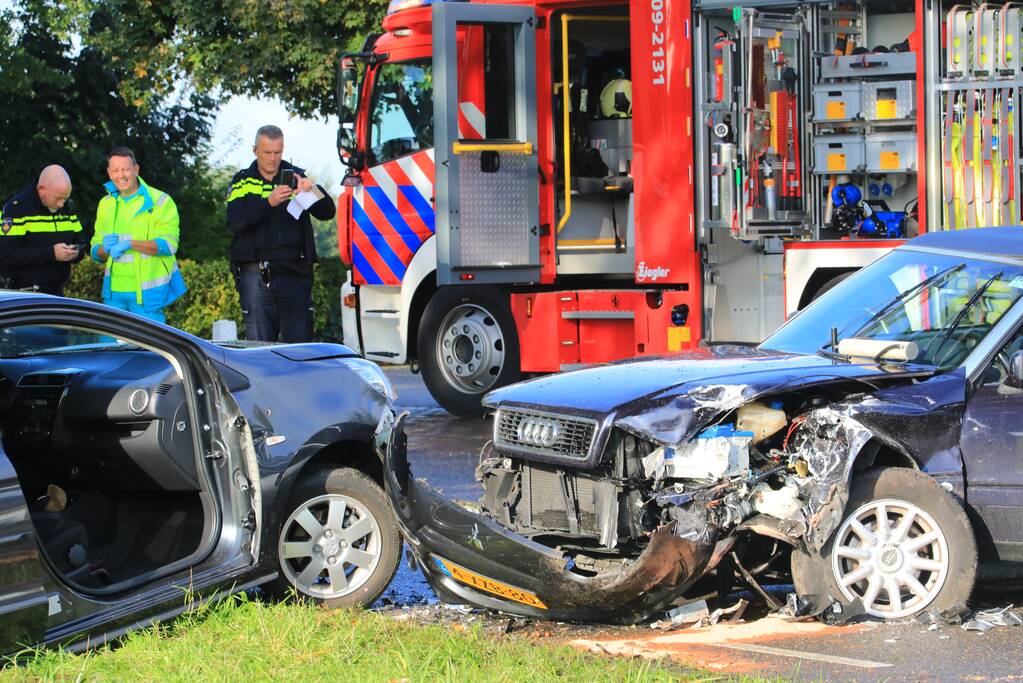Vrouw bekneld bij frontale aanrijding