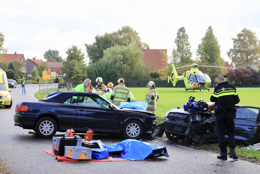 Vrouw bekneld bij frontale aanrijding