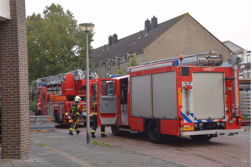 Werklieden ontdekken flinke zolderbrand in woning