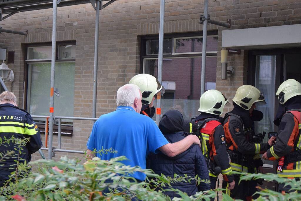 Werklieden ontdekken flinke zolderbrand in woning