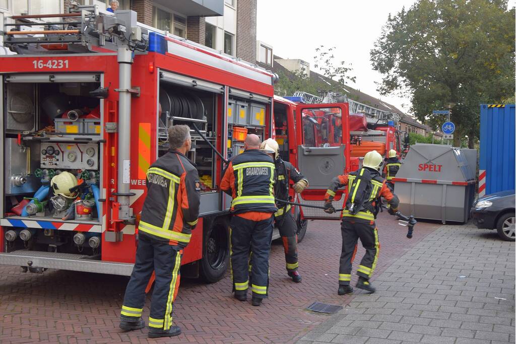Werklieden ontdekken flinke zolderbrand in woning